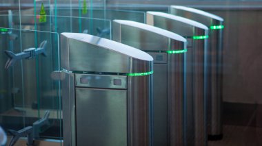 Geçişe izin veriliyor, konsept. Turnikeler açık, yeşil krom turnikeler