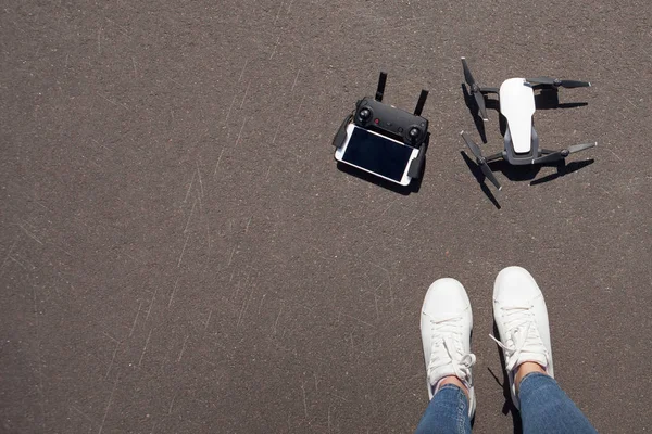 Dron usuario y un dron moderno con un mando a distancia que yace en el pavimento —  Fotos de Stock