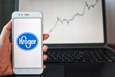 Saint Petersburg, Rusya - 25 Haziran 2019: Akıllı telefon ekranında Kroger Co Company logosu.