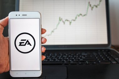 Saint Petersburg, Rusya - 25 Haziran 2019: Akıllı telefon ekranında Electronic Arts Company logosu.