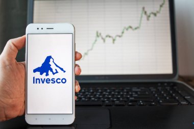 Saint Petersburg, Rusya - 25 Haziran 2019: Akıllı telefon ekranında Invesco Company logosu.