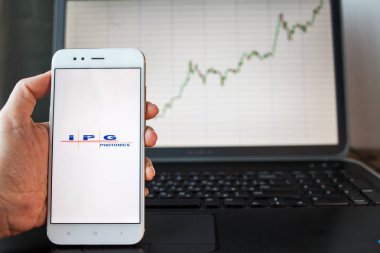 Saint Petersburg, Rusya - 25 Haziran 2019: Akıllı telefon ekranında Ipg Photonics Company logosu.