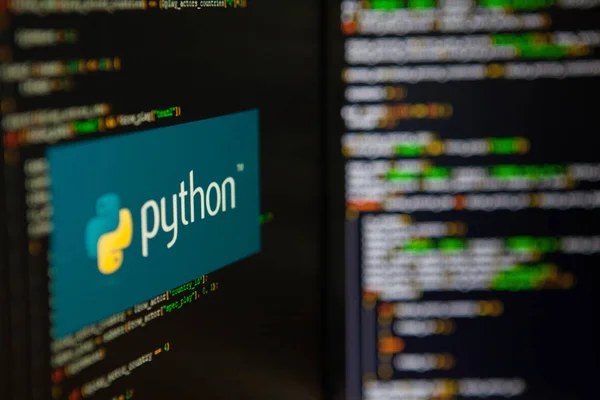 SAN PETERSBURG, RUSIA - 4 DE JULIO DE 2019: Lenguaje de programación, inscripción Python en el fondo del código informático . — Foto de Stock