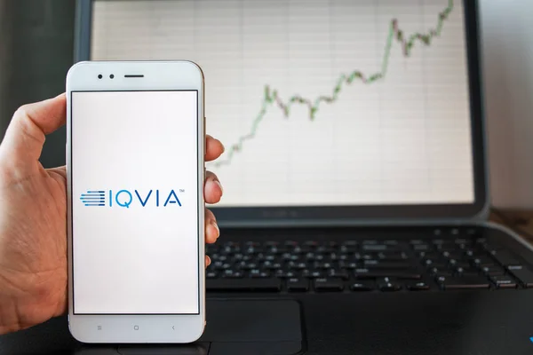 SAN PETERSBURG, RUSIA - 25 DE JUNIO DE 2019: IQVIA Logo de la empresa en la pantalla del smartphone . — Foto de Stock