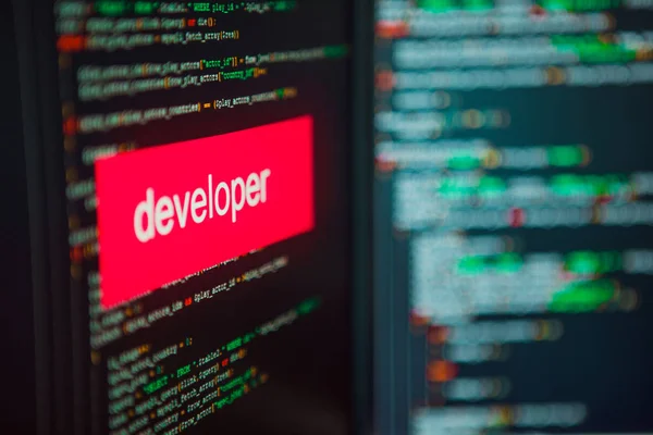Programmering en ontwikkeling, de inscriptie op de achtergrond van computercode. — Stockfoto