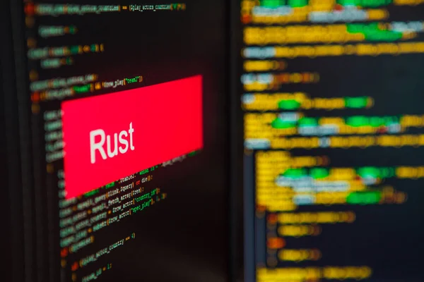 Bahasa pemrograman, prasasti Rust di latar belakang kode komputer . — Stok Foto
