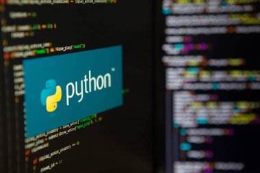 Saint Petersburg, Rusya - 4 Temmuz 2019: Programlama dili, Bilgisayar kodunun arka planında Python yazımı.