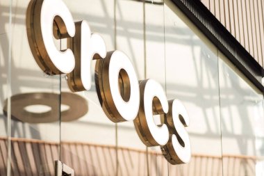 Saint Petersburg, Rusya - 25 Nisan 2019: Modern moda, giysi ve aksesuar mağazası Crocs. Alışveriş merkezinde oturum açın