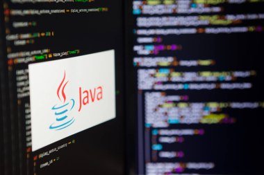 Saint Petersburg, Rusya - 4 Temmuz 2019: Programlama dili, bilgisayar kodunun arka planında Java yazımı.