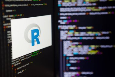 Saint Petersburg, Rusya - 4 Temmuz 2019: Programlama dili, bilgisayar kodunun arka planında R yazımı.