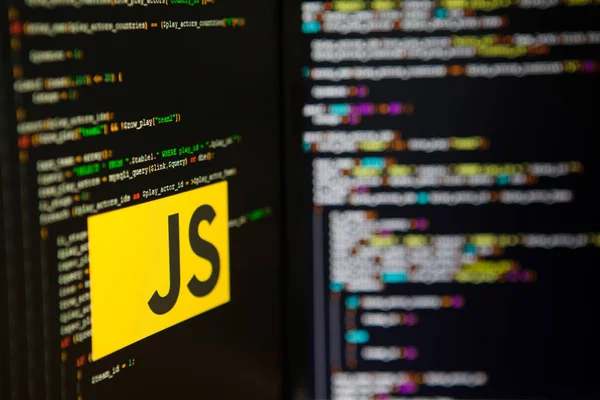 Sankt Petersburg, Ryssland-4 juli 2019: programmeringsspråk, JavaScript inskription på bakgrunden av datorkod. — Stockfoto
