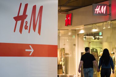 Saint Petersburg, Rusya - 25 Nisan 2019: Modern moda, giysi ve aksesuar alışverişi H&M. Alışveriş Merkezinde Oturum Aç