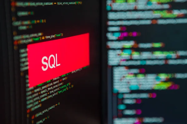 Lenguaje de programación, inscripción SQL en el fondo del código informático. — Foto de Stock