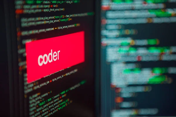 Programación y desarrollo, la inscripción en el fondo del código informático . — Foto de Stock