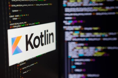 Saint Petersburg, Rusya - 4 Temmuz 2019: Programlama dili, bilgisayar kodunun arka planında Kotlin yazımı.