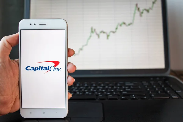 SAN PETERSBURG, RUSIA - 25 DE JUNIO DE 2019: El logo Capital One Financial Corporation en la pantalla del smartphone . — Foto de Stock