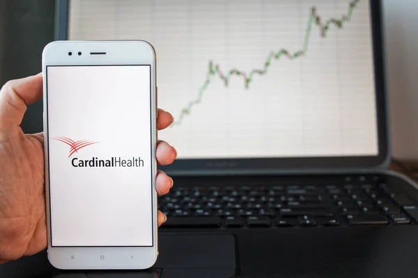 САЙНТ-ПЕТЕРБУРГ, РОССИЯ - 25 июня 2019 года: логотип компании Cardinal Health на экране смартфона . — стоковое фото