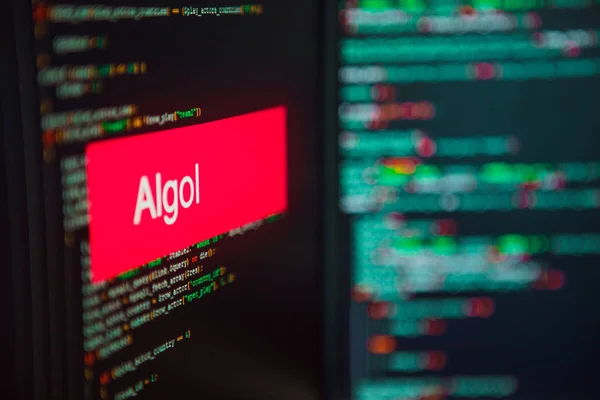 Γλώσσα προγραμματισμού, την επιγραφή ALGOL στο φόντο του κώδικα του υπολογιστή. — Φωτογραφία Αρχείου
