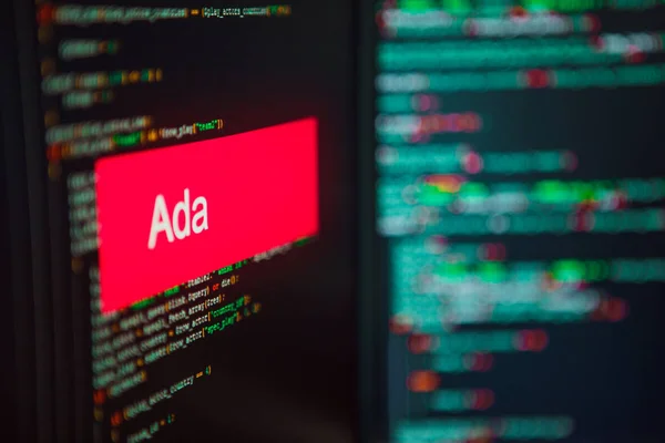 Мова програмування, напис на тлі комп'ютерного коду Ada . — стокове фото