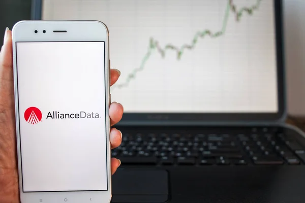 SAN PETERSBURG, RUSIA - 25 DE JUNIO DE 2019: Alliance Data Systems Corporation Company logo en la pantalla del smartphone . — Foto de Stock