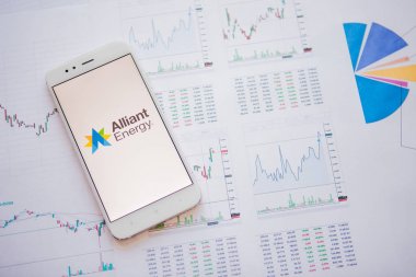 Saint Petersburg, Rusya - 25 Haziran 2019: Akıllı telefon ekranında Alliant Energy Corporation Company logosu.