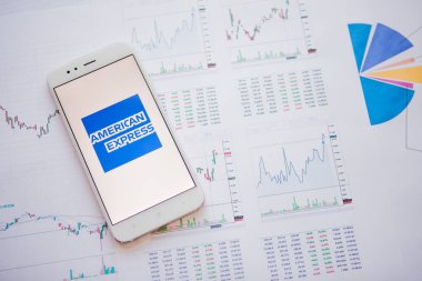 Saint Petersburg, Rusya - 25 Haziran 2019: Akıllı telefon ekranında American Express Company Company logosu.