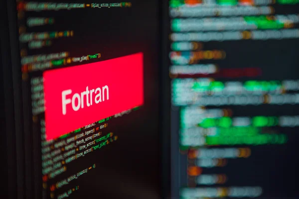 Lenguaje de programación, inscripción FORTRAN en el fondo del código informático . — Foto de Stock