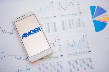 Saint Petersburg, Rusya - 25 Haziran 2019: Akıllı telefon ekranında Amgen Company logosu.