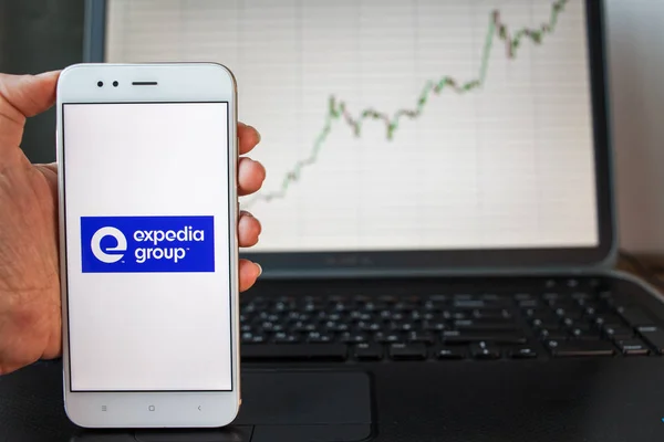 SAINT PETERSBURG, RUSIA - 25 de junio de 2019: logo Expedia Group Company en la pantalla del smartphone . — Foto de Stock