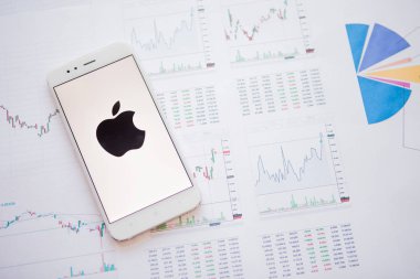Sankt Petersburg, Rusya-25 Haziran 2019: akıllı telefon ekranında Apple Company logosu.