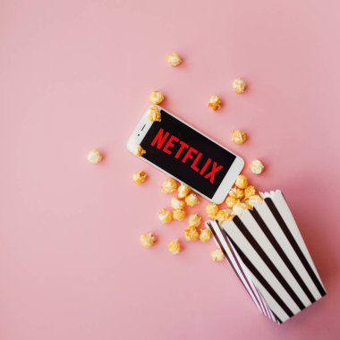 Sankt Petersburg, Rusya-7 Temmuz 2019: film ve seri abonelik, konsept. Netflix logosu ile akıllı telefon