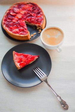 Çilekli tatlı tatlı, üst jöle içinde çilek dilimleri ile cheesecake kek.