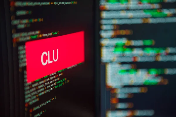 Lenguaje de programación, inscripción CLU en el fondo del código informático . — Foto de Stock