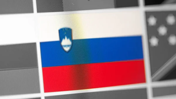 Slowenische Nationalflagge. Slowenien-Flagge auf dem Display, ein digitaler Moire-Effekt. — Stockfoto
