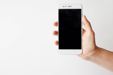 Elle akıllı telefon, beyaz arka planda boş ekran mock