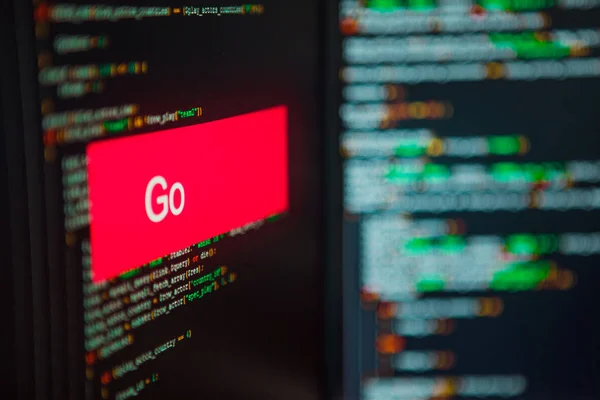 Lenguaje de programación, inscripción Go en el fondo del código informático . — Foto de Stock