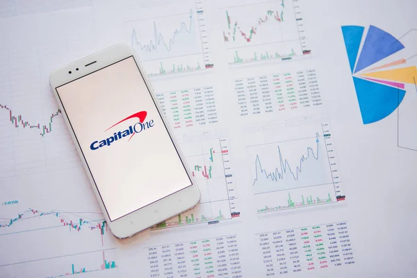 Saint petersburg, russland - 25. juni 2019: capital one financial corporation logo auf dem smartphone-bildschirm. — Stockfoto