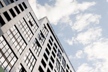 Yeni binaların cepheleri, apartman inşaatı, büyük şehirde konut gayrimenkul.