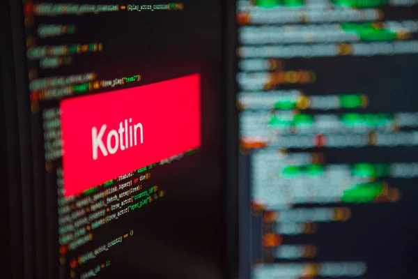 Linguaggio di programmazione, iscrizione Kotlin sullo sfondo del codice del computer . — Foto Stock