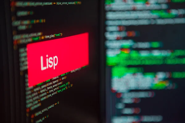 Мова програмування, напис Лісп на фоні комп'ютерного коду. — стокове фото