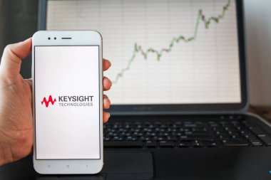 Saint Petersburg, Rusya - 25 Haziran 2019: Akıllı telefon ekranında Keysight Technologies Company logosu.