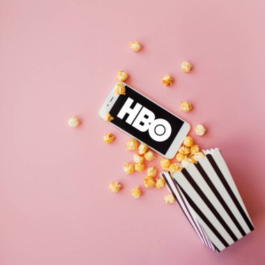 Saint Petersburg, Rusya - 7 Temmuz 2019: Abonelik, konsepte göre filmler ve diziler. Hbo logolu akıllı telefon