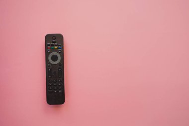 Evde film izlemek, pembe arka planda konsept, sağdaki alanı kopyalamak.