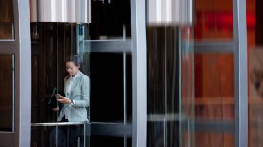 Asansördeki genç iş kadını. Ofis veya iş merkezinde.