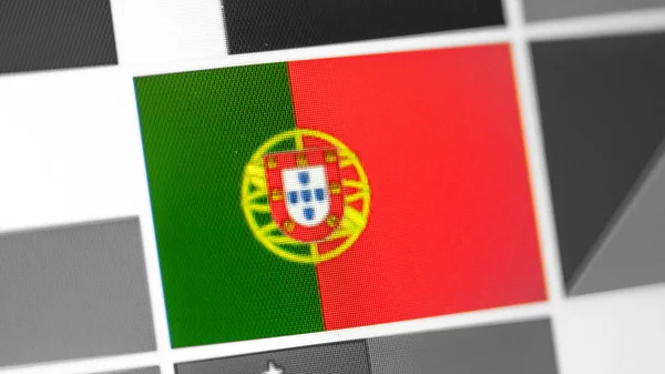 Portugal nationale vlag van het land. Portugal vlag op het display, een digitaal moire-effect. — Stockfoto