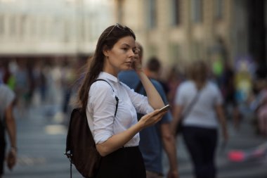 Yoldan geçenlerin kalabalığın arasında sokakta kız, gözetleme tarzında fotoğraflar