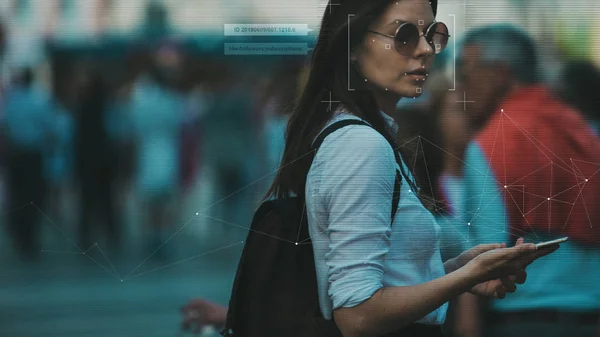 Yüz tanıma ve arama ve modern dijital çağda bir kişinin gözetim, kavram.