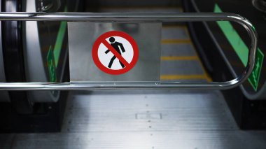 Saint Petersburg, Rusya - 24 Haziran 2019: Giriş yok, metrodaki yürüyen merdiven onarım için kapalı.