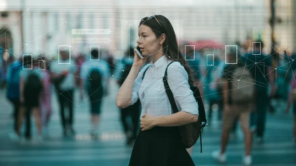 Yüz tanıma ve arama ve modern dijital çağda bir kişinin gözetim, kavram.