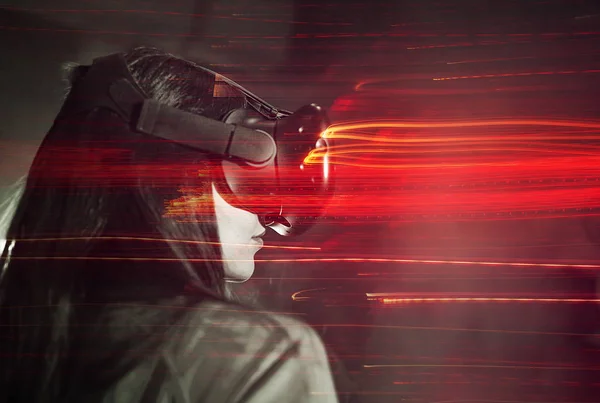 Menina usa um capacete realidade virtual, o conceito de tecnologia moderna, o efeito da dupla exposição . — Fotografia de Stock